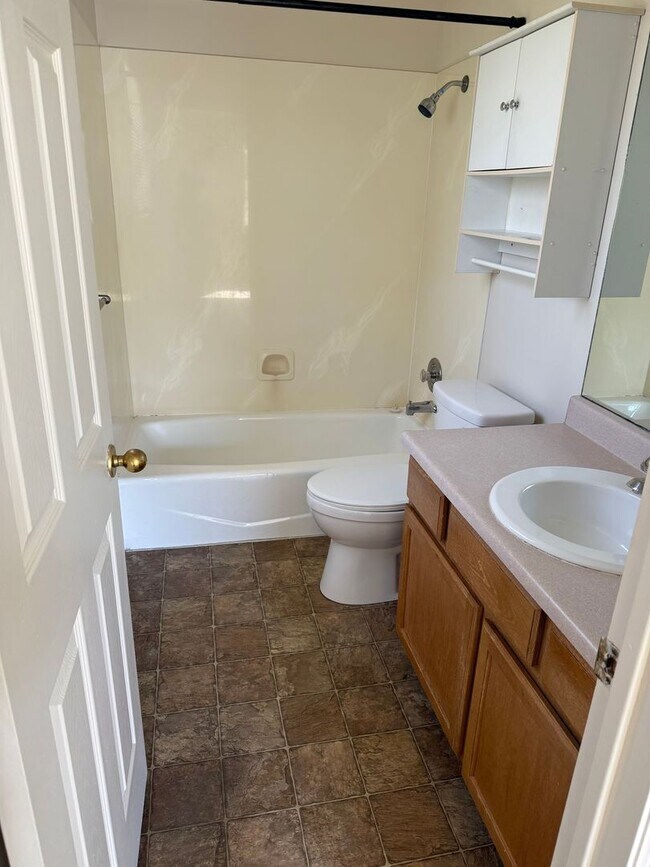 Building Photo - Clearfield 4 bedroom, 3 bathroom home. Big...