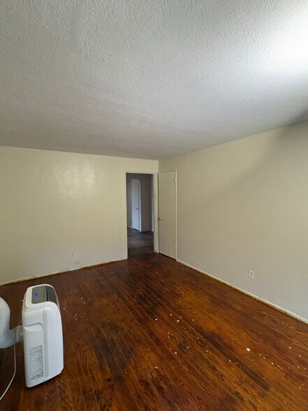 Building Photo - 14 W Victory Dr