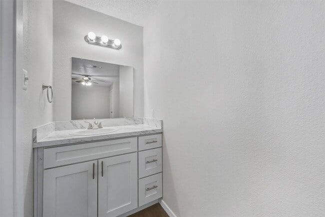 Building Photo - 1914 Valley Hill Cir