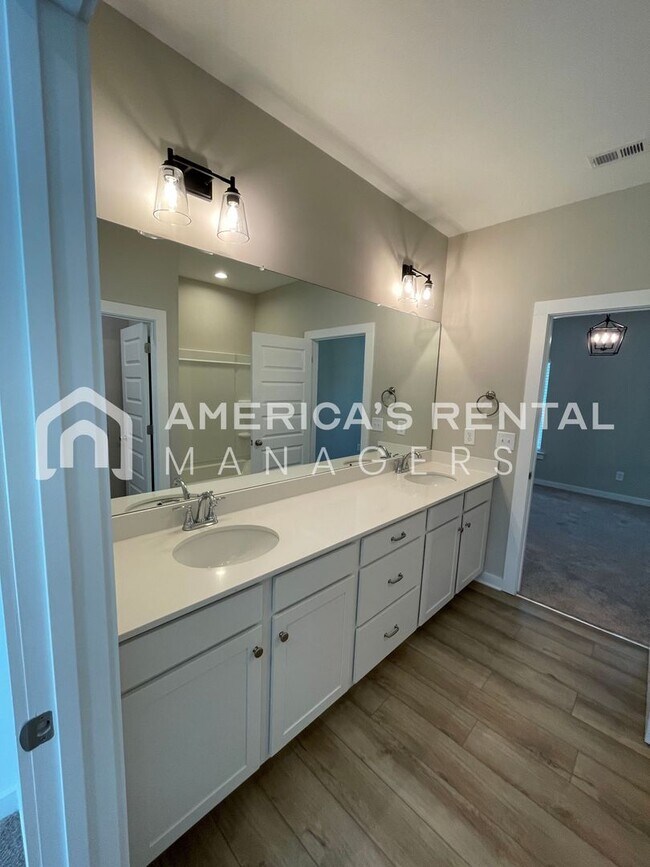 Building Photo - Home for Rent in Weaver, AL!!! Available to View Now! PRICE REDUCTION!! Sign a 13-month lease by ...