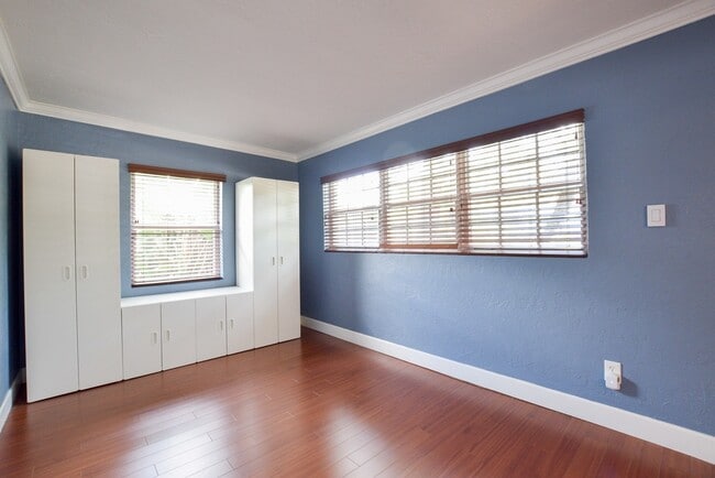 Building Photo - Charming 4/2 Colonial Town North Home with...