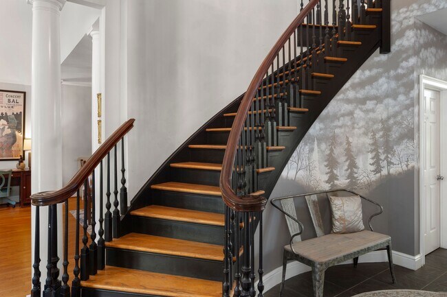 Building Photo - Spacious 6-Bedroom Furnished Home Near Asheville – Privacy, Comfort & Convenience!