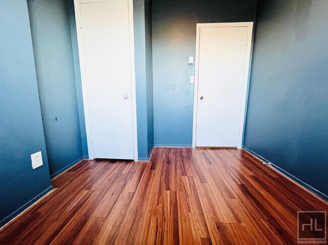 Building Photo - Your Charming & Spacious 3 Bed Apartment! ...