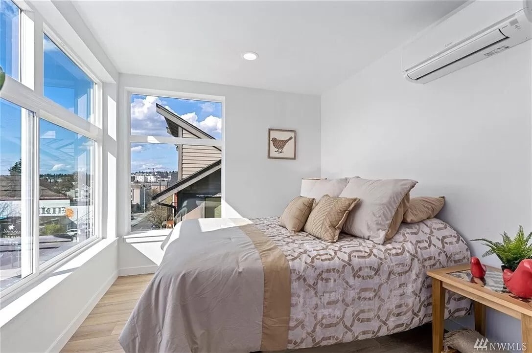 Building Photo - 5712 Roosevelt Way NE