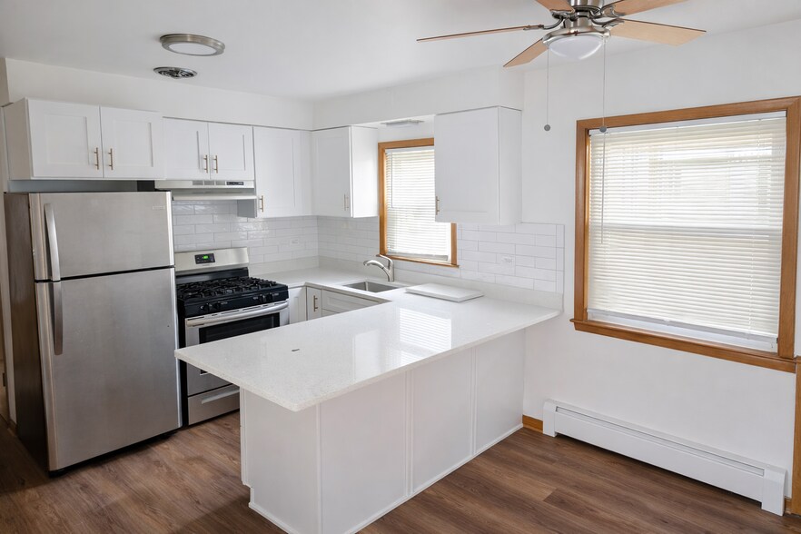 Building Photo - 5834 W Montrose Ave