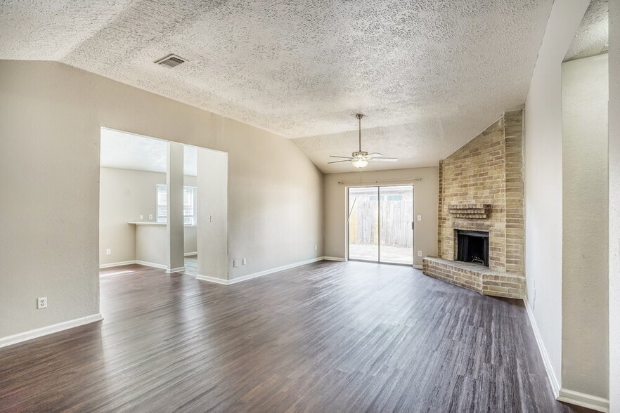 Building Photo - 20810 Union Park Dr