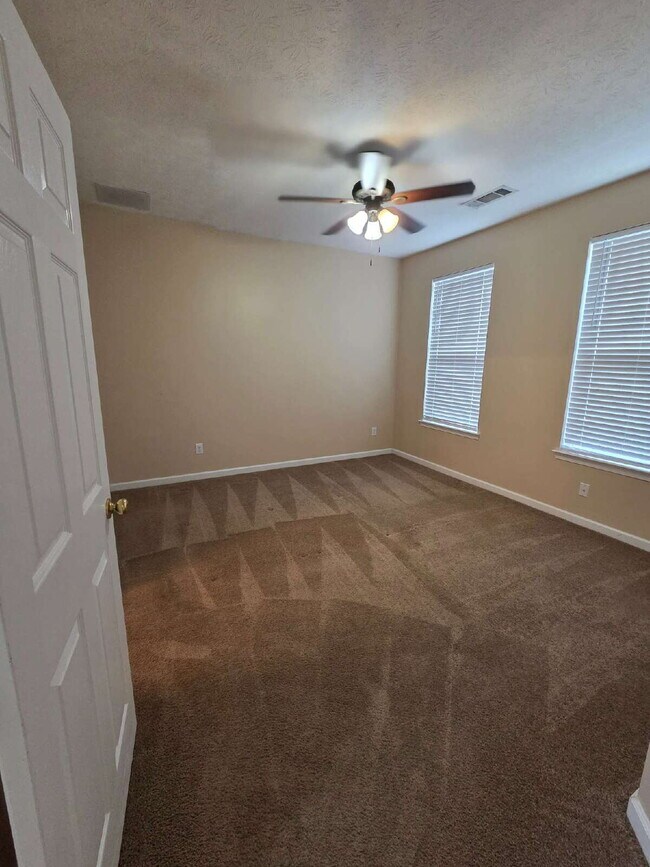 Building Photo - 2/2 Townhome close to shopping and dining