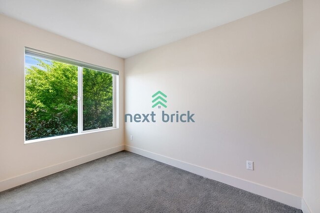 Building Photo - 3 BED & 2 BATH TOWNHOUSE FOR RENT