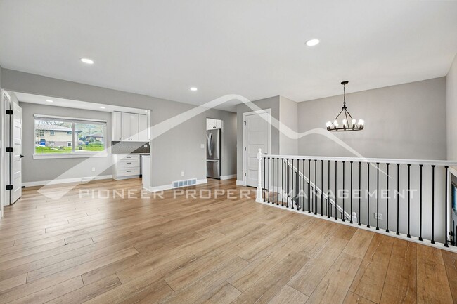 Building Photo - Spacious Duplex with Washer/Dryer and Cent...
