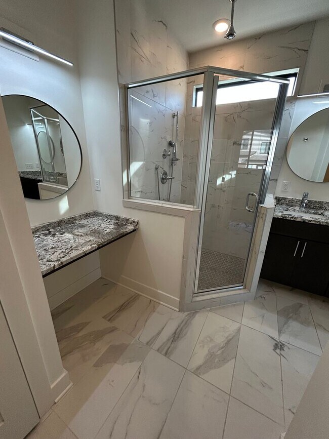 Building Photo - 108-110 Oakwood Ct