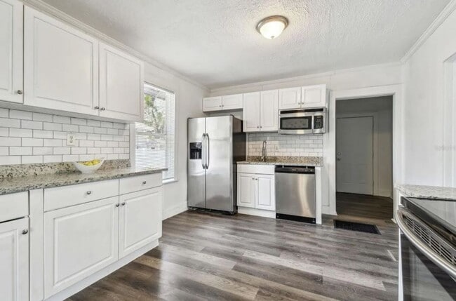 Building Photo - Housing Voucher Accepted: Charming 4-Bedroom Home in Saint Petersburg