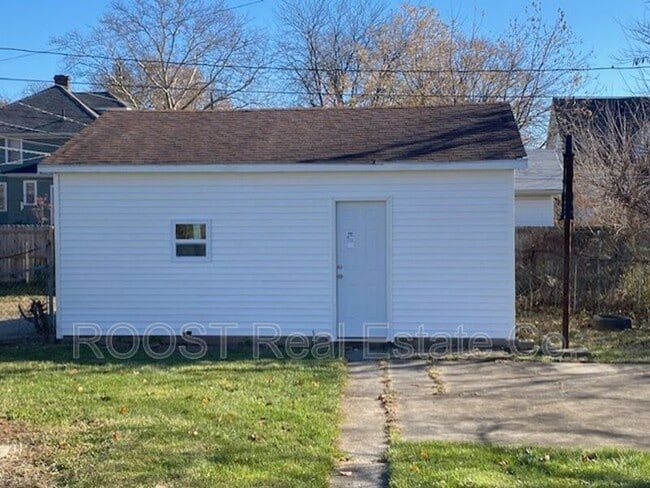 Building Photo - 372S Douglas Ave.