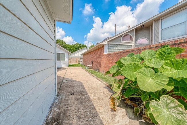 Building Photo - 9310 Corner Oaks Ln