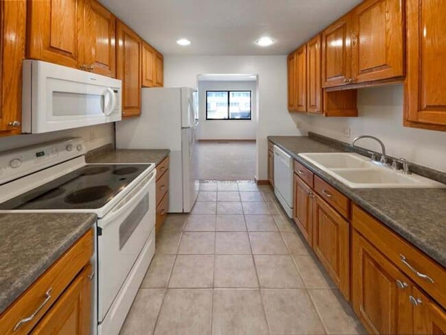 Building Photo - 3 Bed Shoreview Townhome