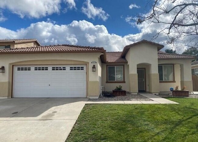 Building Photo - CLEAN ~ TURNKEY ~ SINGLE STORY ~ 4 BEDROOM / 2 BATH