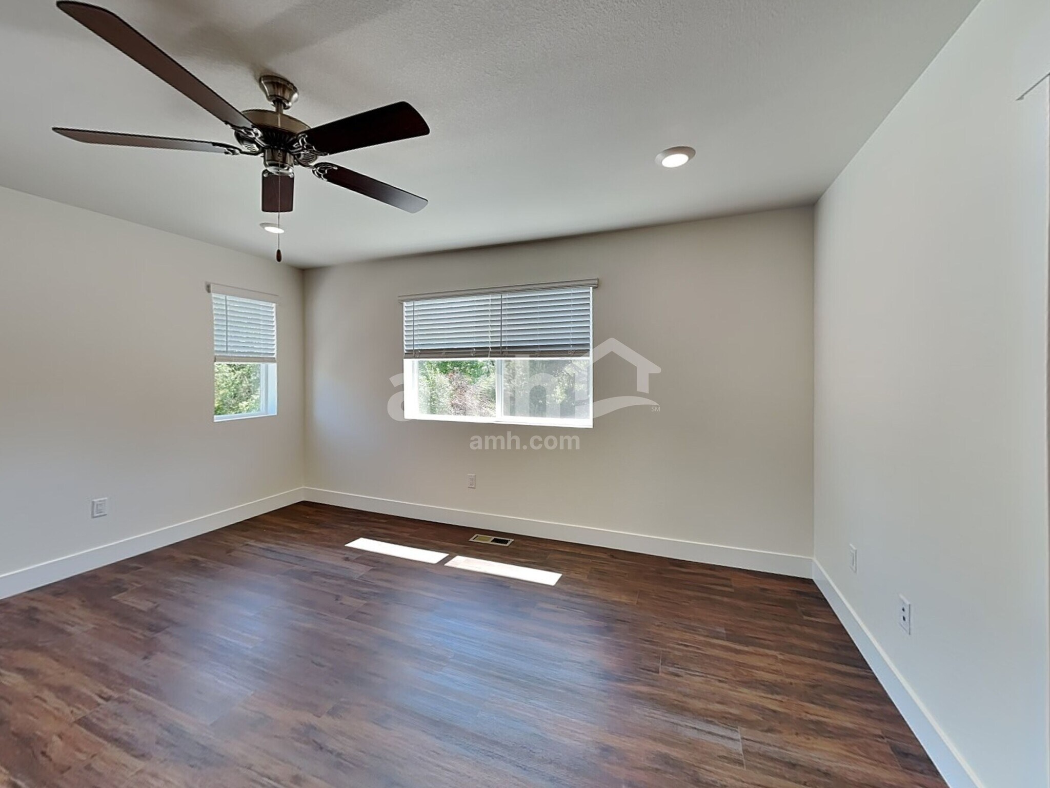 Building Photo - 823 S Oak St