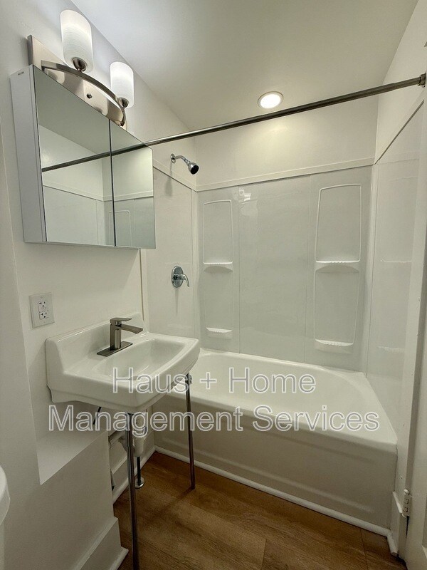 Building Photo - 906 Penn Ave