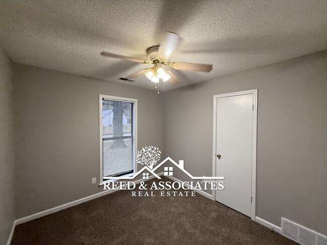 Building Photo - Charming Home Located in Quiet Cove!