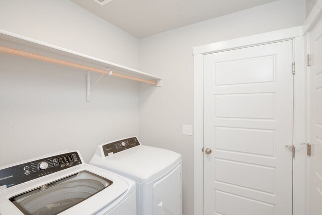 Building Photo - Open Concept Living!