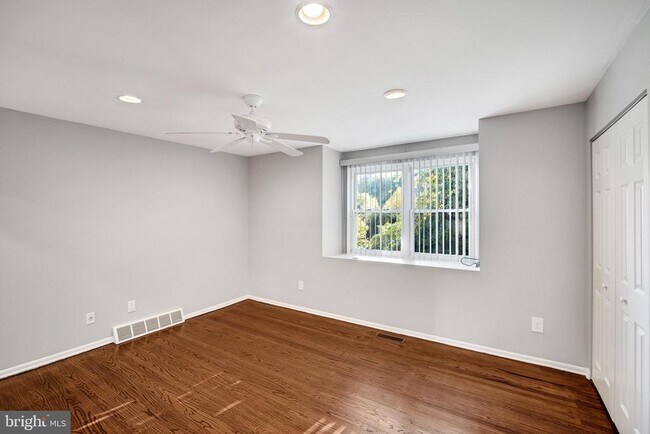 Building Photo - 127 Sutcliffe Ln