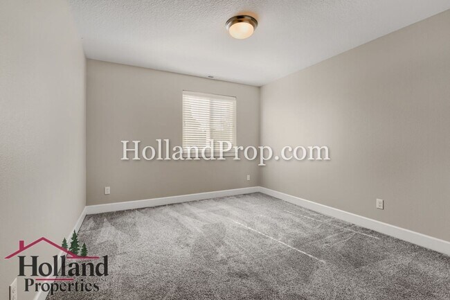 Building Photo - Beautiful 3-Bedroom Home with Fireplace, Modern Kitchen & Private Backyard in Hillsboro
