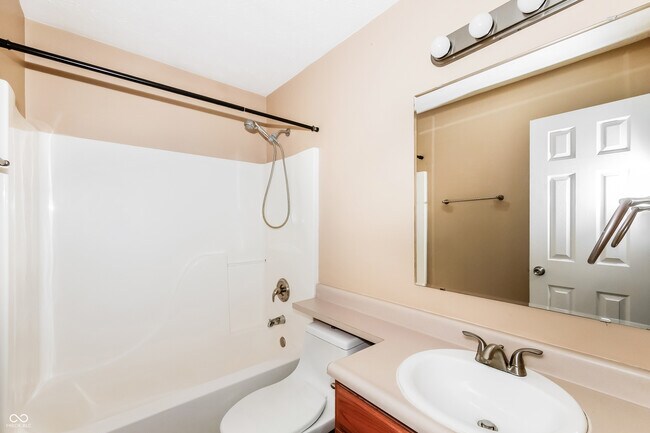 Building Photo - 2525 Grand Fir Dr