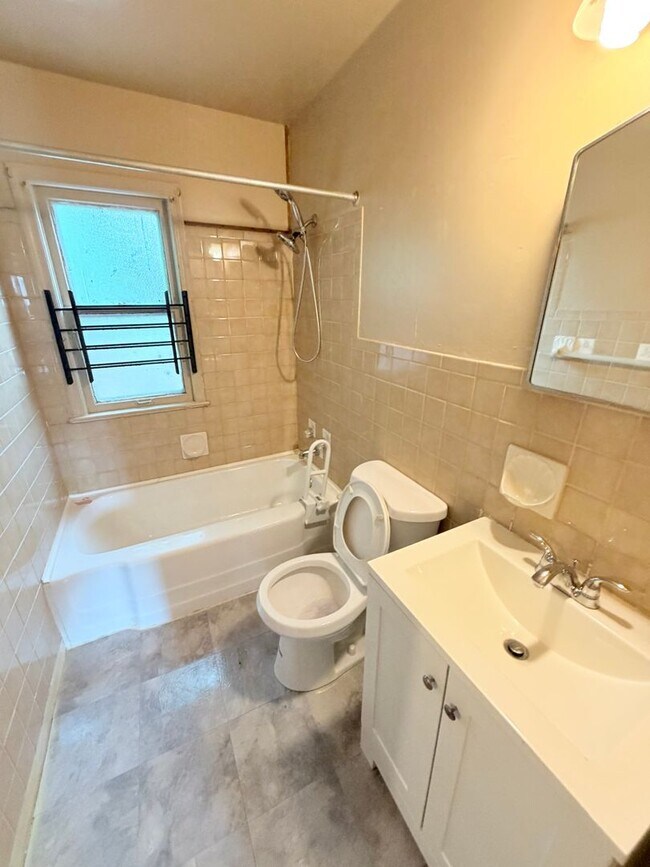 Building Photo - 2bd Single Cash Pay/Section 8