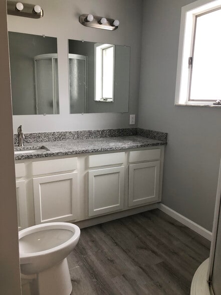 Bathroom in bedroom 2 - 3526 Dinsmore Castle Dr