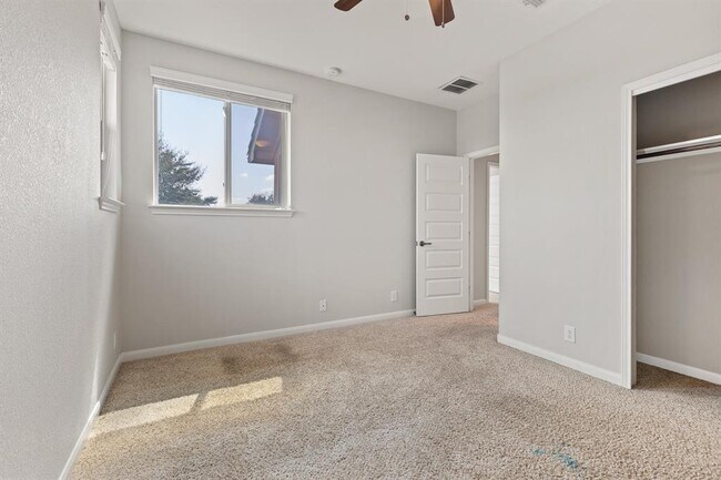 Building Photo - 506 Hummingbird Ln