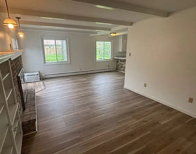 Building Photo - Four Bedroom Available for Immediate Move in!!