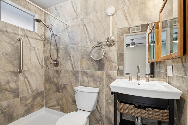 Building Photo - 3 Bedroom 2 Bathroom home available DECEMB...