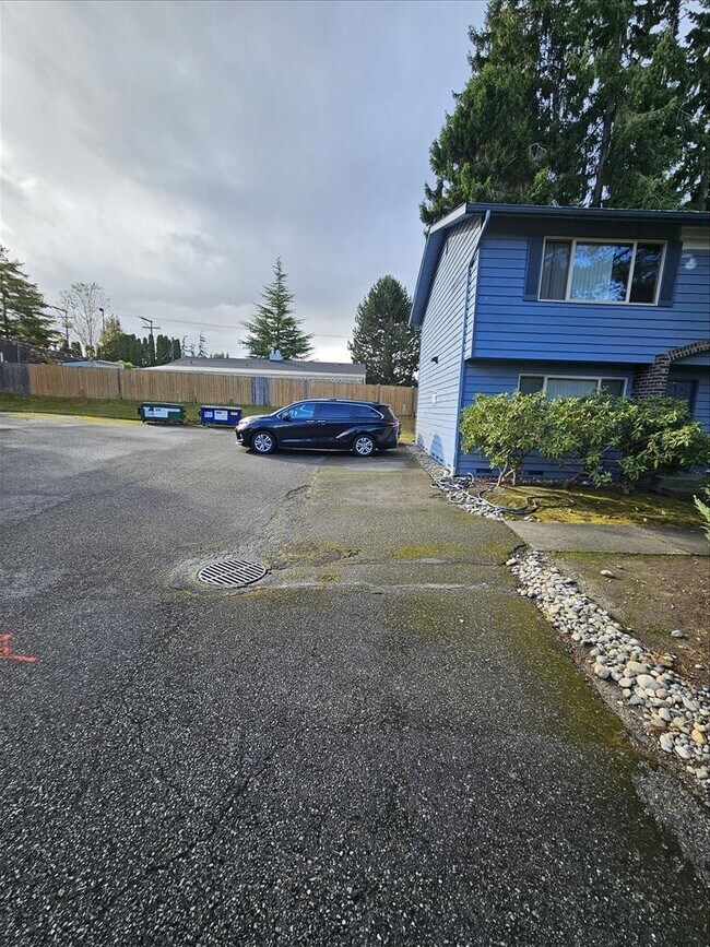 Building Photo - Remodeled 2/1.5 Townhome in a Quiet Fourplex