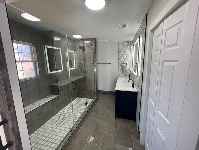 Building Photo - 602 Paradise Way