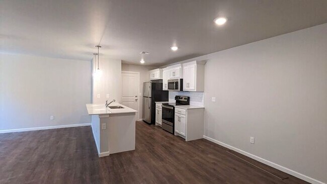 Building Photo - 3 Bed 2 Bath 2 Car Duplex Freedom Villas in Midwest City, OK