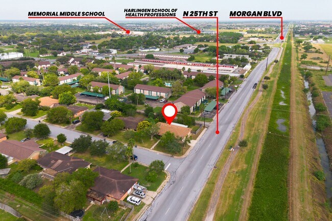 Building Photo - Spacious 3 bedroom, 2 bathroom home in the...