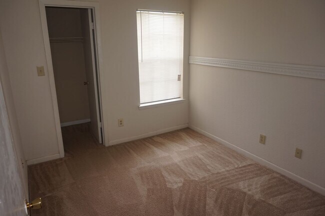 Building Photo - Excellent Location 2 Bed 1 Bath with Firep...