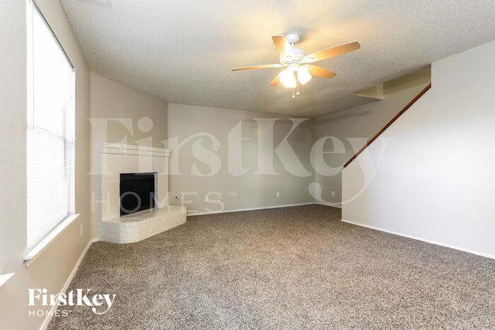 Building Photo - 5704 Creekhollow Dr