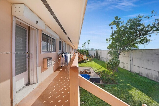 Building Photo - 820 SW 11th Ave