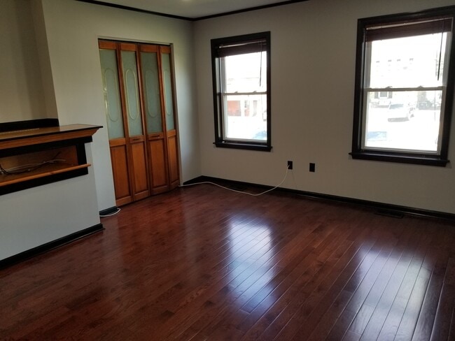 Building Photo - 445 W 6th Ave