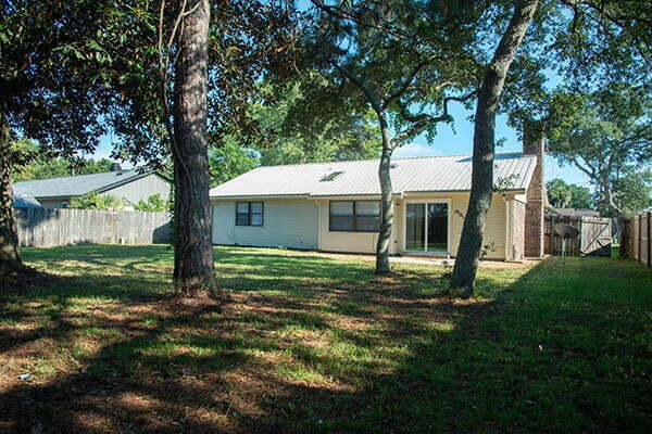 Building Photo - Coastal Charm Awaits: Cozy 3-Bedroom Home in Fort Walton Beach!