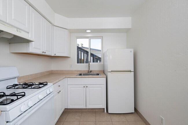 Building Photo - 1 Bedroom in Carlsbad with Covered Parking...