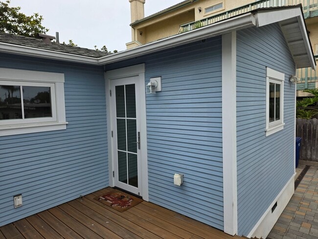 Building Photo - 2 Bedroom, 2 Bath House Near the Beach