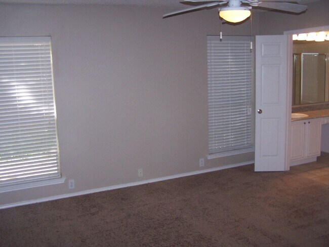 Building Photo - 311 Plantation Oak Ave