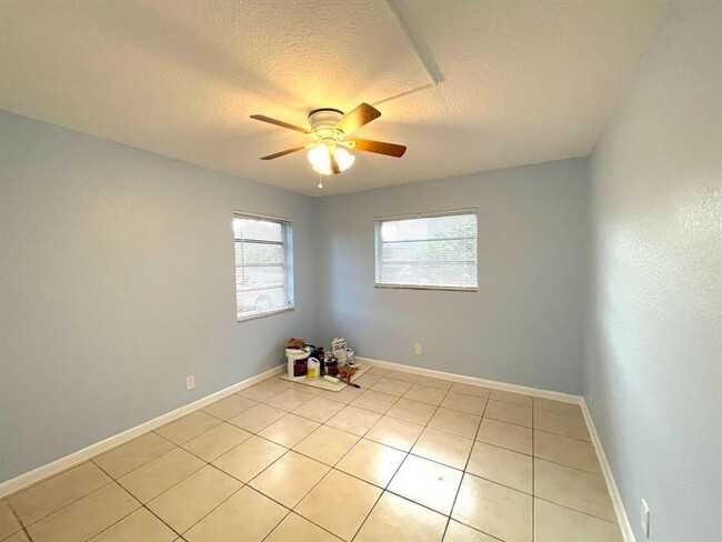 Building Photo - 501 W Kalmia Dr