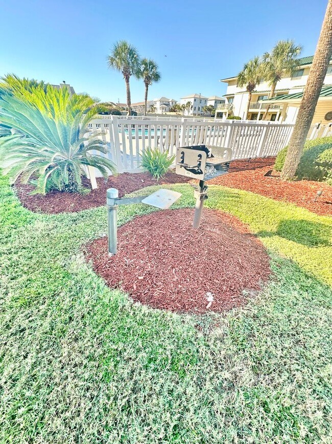 Building Photo - Nice 1 bedroom condo for rent in Miramar Beach w/ a community pool!
