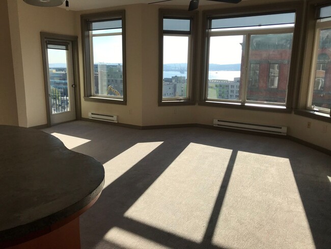 Building Photo - Belltown Court 2 Bedroom 2 Bath Condo with...