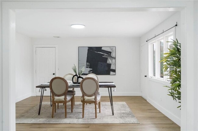 Building Photo - 701 NW Ford Ln