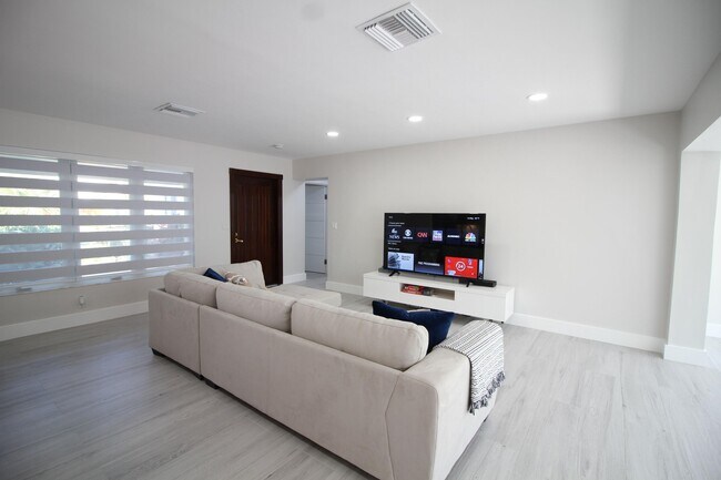 Building Photo - 2548 SE 14th St