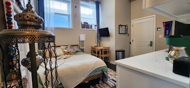 Building Photo - 1409 W Diversey Pkwy