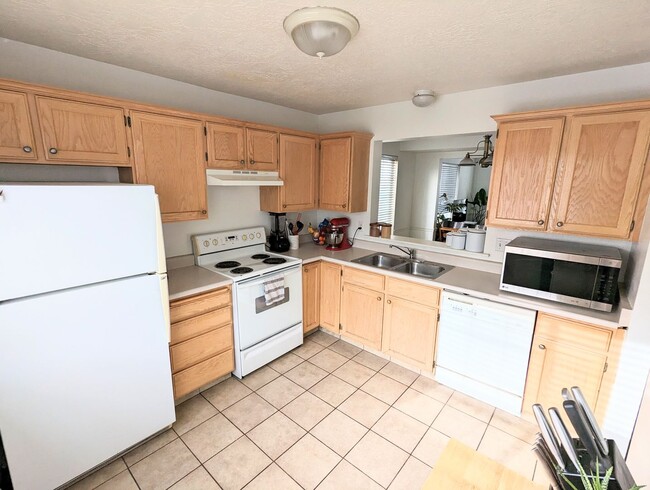 Building Photo - Provo Townhouse